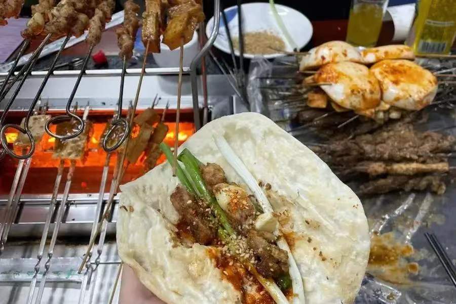 食品安全出现问题？一游客在淄博烧烤吃出刀片