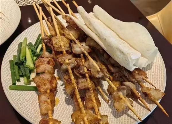 因在淄博吃烧烤决定直接定居！土豪啊！