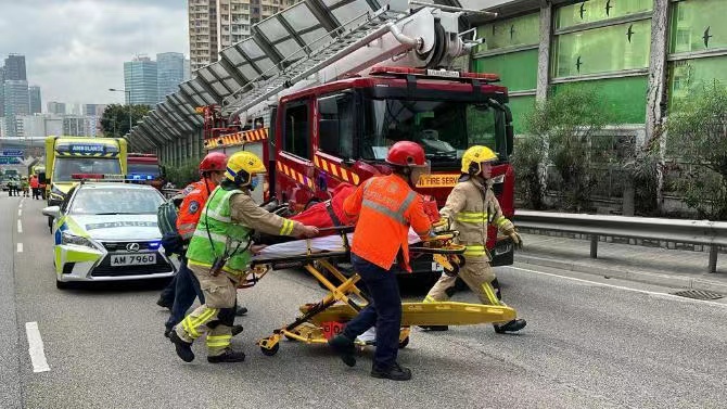 香港近将军澳隧道发生5车相撞事故，初步统计75人受伤