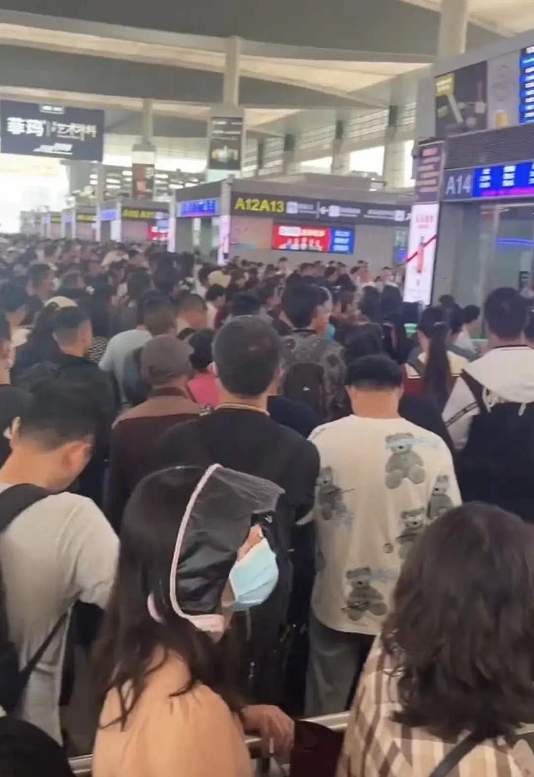 五一长假，各地火车站堪比春运，络绎不绝