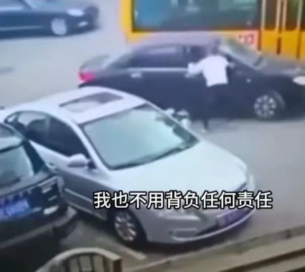 女童下车被卷入车底，责任在谁？
