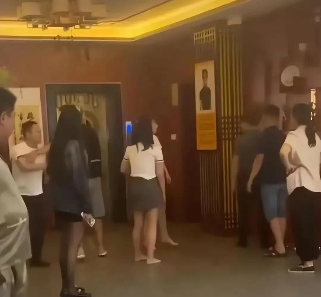 男子酒后偷拍足疗女技师裙底，惹人争议