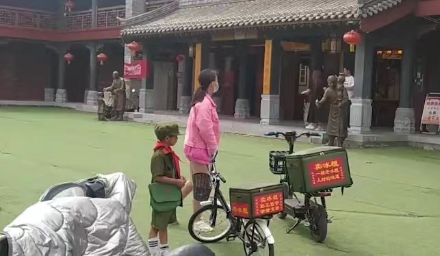 泪目了！妈妈生病，姐姐带着弟弟假期卖冰棍