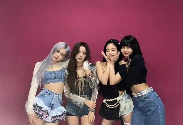 震惊！女团演唱会被丢带有摄像头的玩偶！