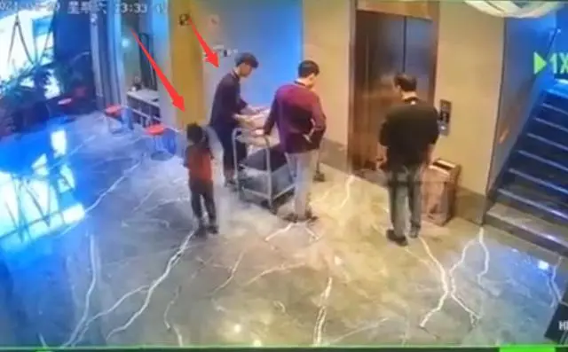 愤怒！男童隔窗将饭店剩汤泼女生全身！