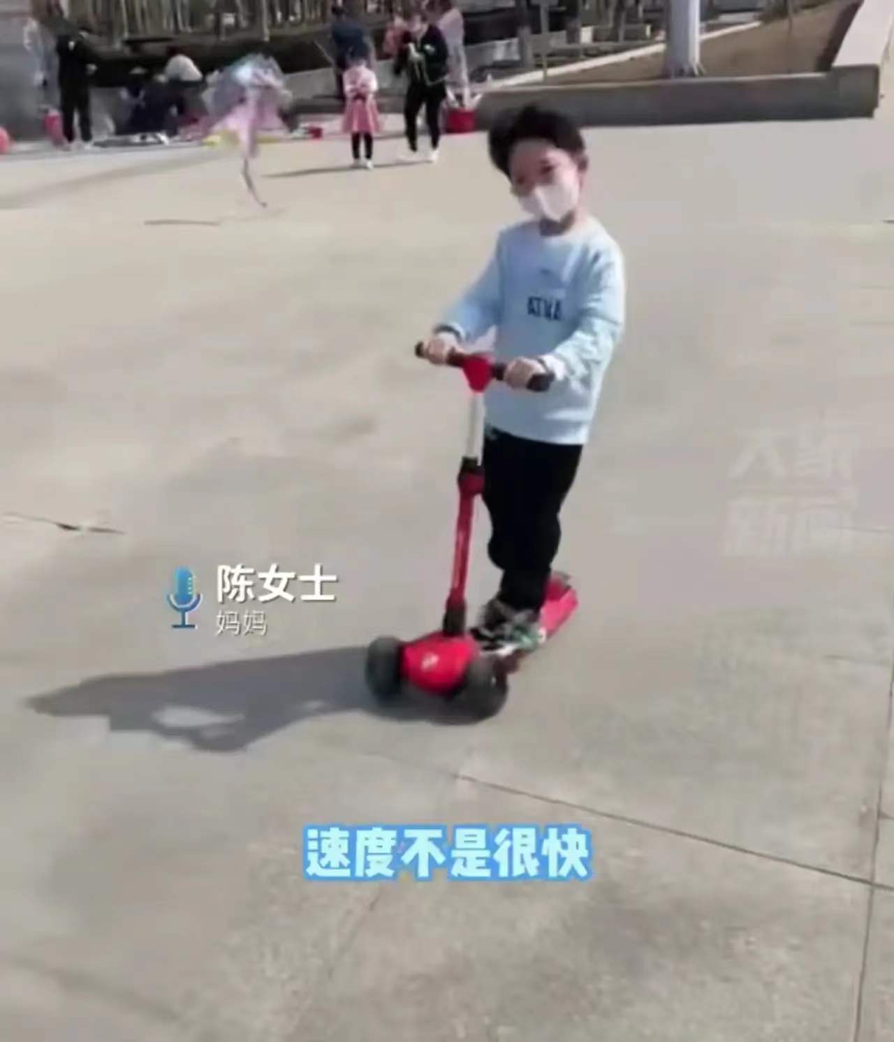 风筝线竟有如此大威力，一男孩公园玩耍被风筝线割伤脖子！