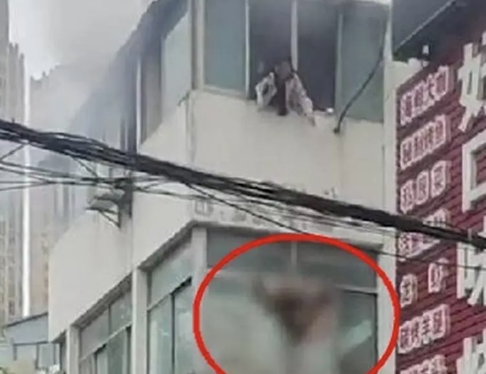 母爱似海！一女子遇火灾将2娃扔下楼获救自己身亡