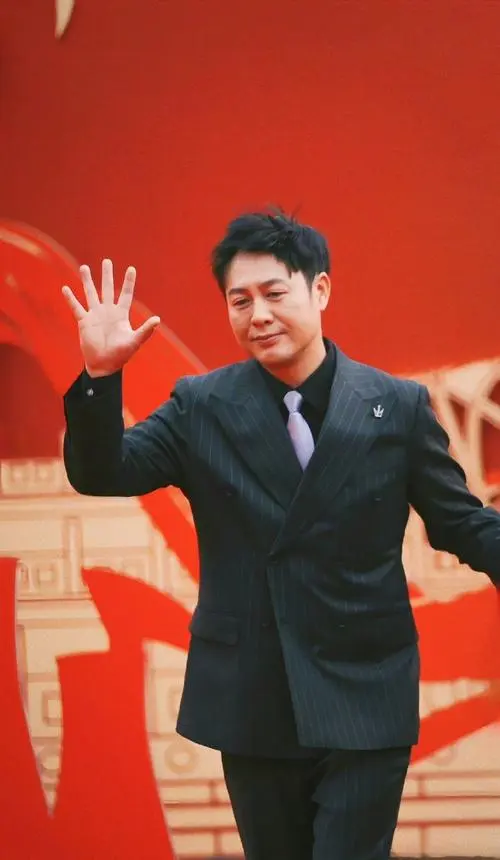 红毯上的张颂文老师太暖心了！