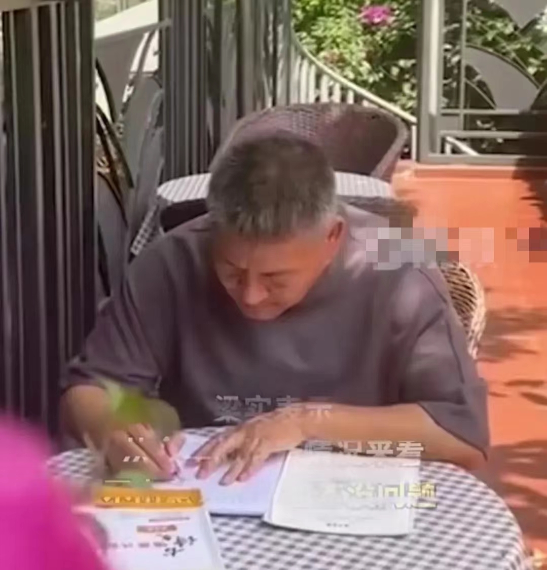 敬佩！考王梁实正在备战第27次高考，加油！