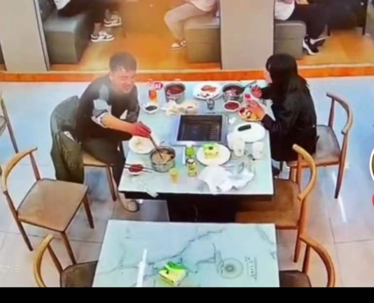 突发！女子端火锅泼向男子，所为何事？