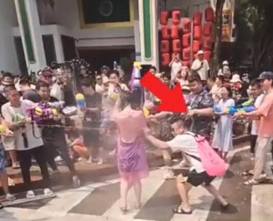 媒体评论:耍流氓行为别碰瓷泼水节了！