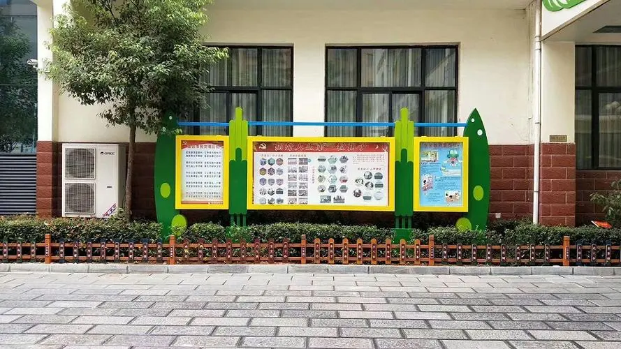 学校宣传栏翻到，致三名学生1死2伤！