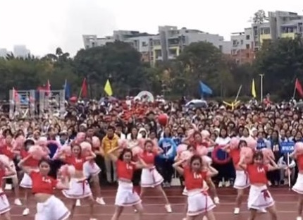 等待调查结果！大学男老师让女生穿超短裙跳操