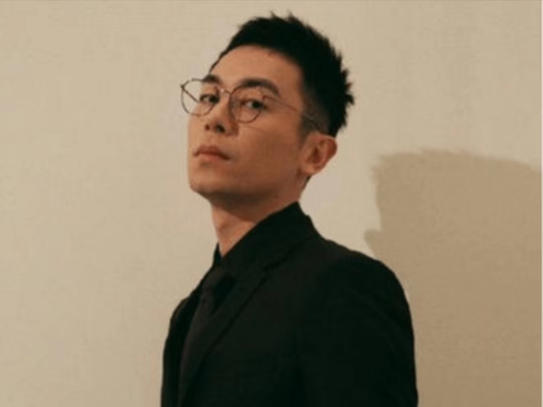人设崩塌？朱亚文背后搂抱一女性惹争议