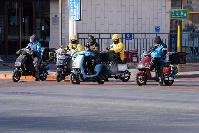 外卖行业外溢？失业大军涌入，骑手收入腰斩
