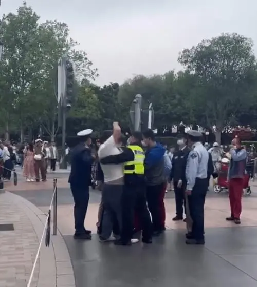 男子迪士尼抽烟逼哭工作人员，官方：该游客将被永久禁止入园