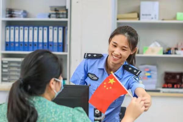 女子官宣结婚被民警提醒赶紧分手是何原因？