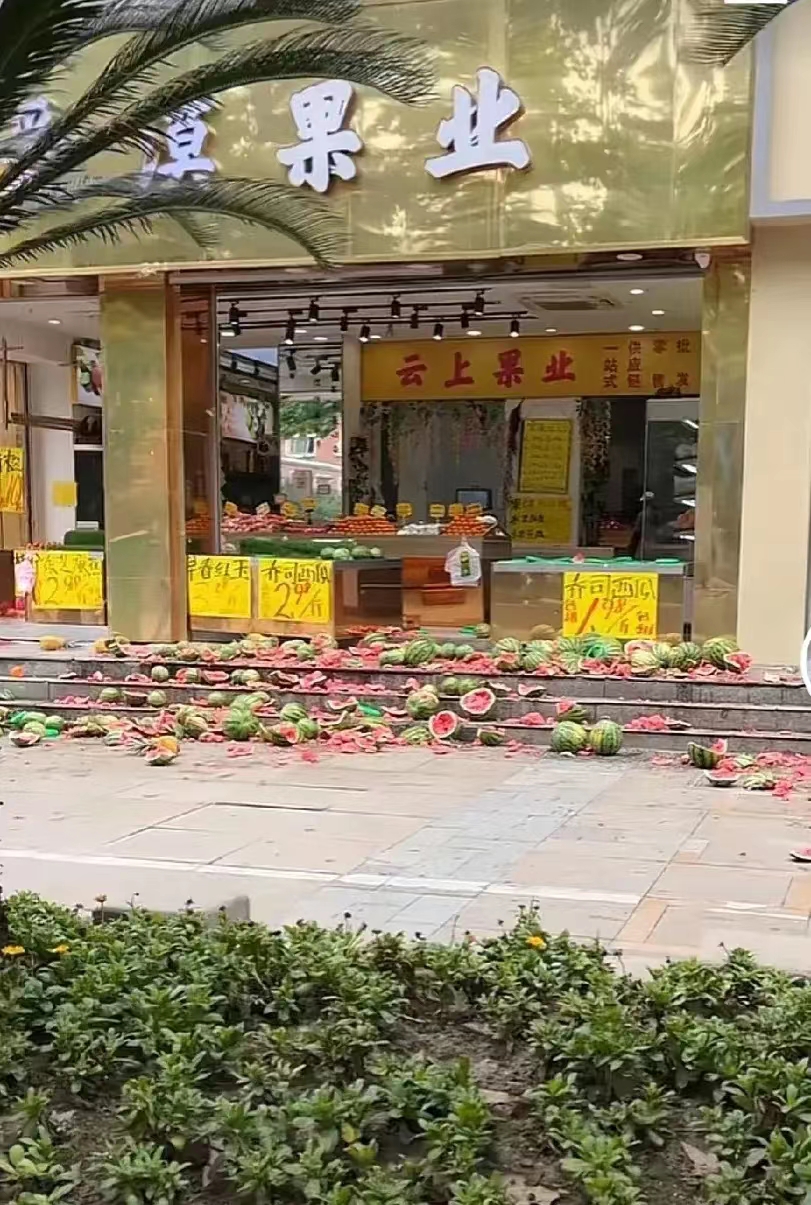 女子在水果店大闹，西瓜遍地，所为何事