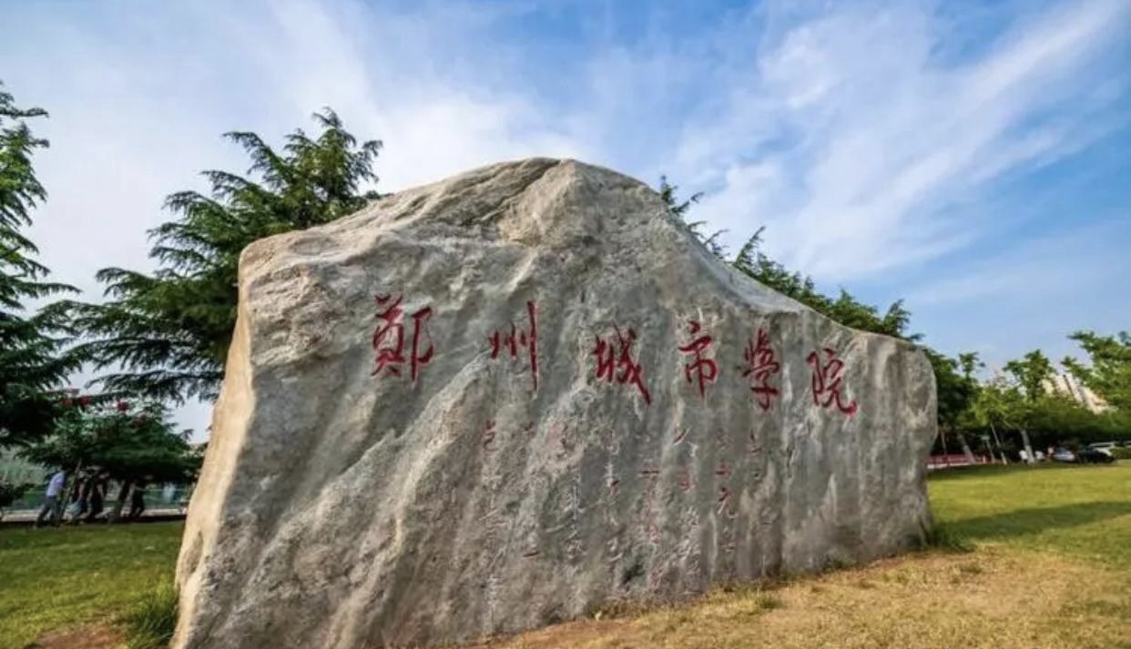 前排围观，高校领导避雨发言:同站风雨中