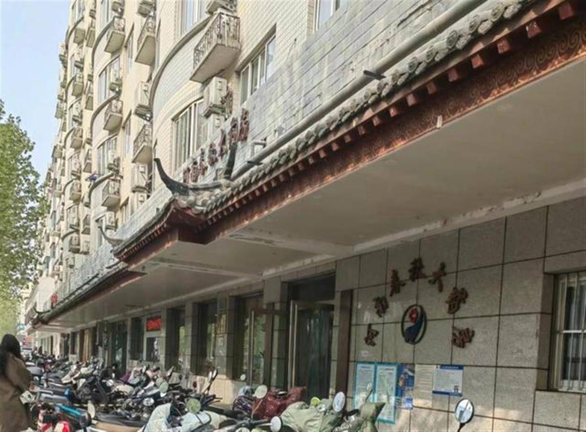 医院回应：让患者去院外指定药房拿药
