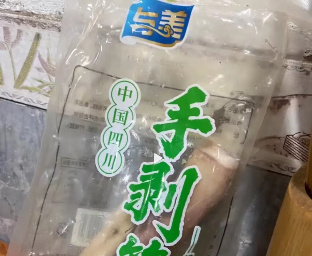女子吃手剥笋吃到了虫！食品安全谁的错？