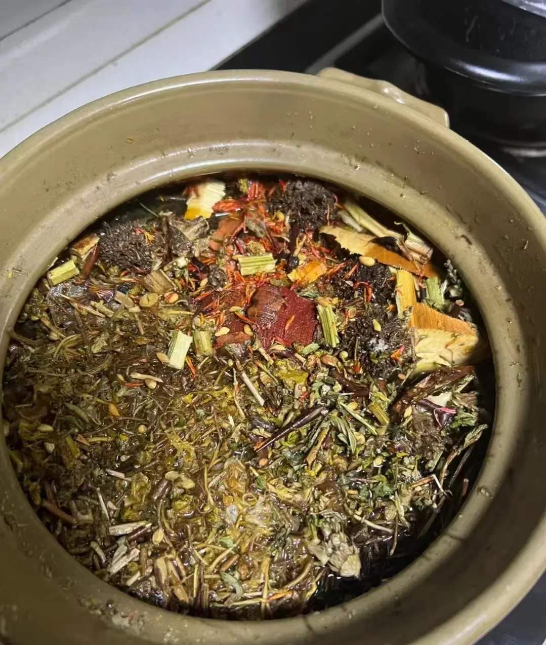 中药成分有蟑螂？四川一女子发现自己喝的汤药中成分竟有蟑螂！