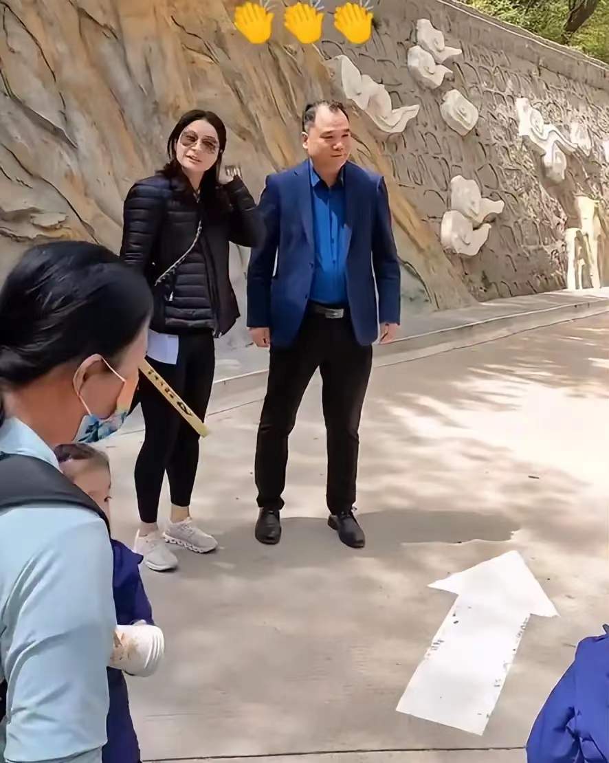 “”跳水皇后"郭晶晶带女儿游华山，网友表示:真接地气