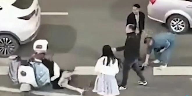 严惩！当街殴打踹飞女孩，该男子已被刑拘