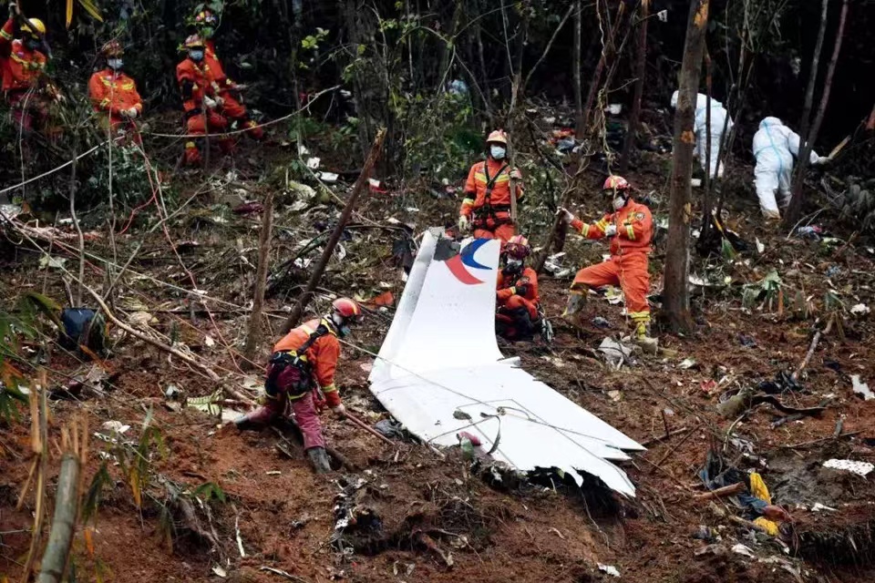 官方:东航坠机事故非常复杂极为罕见，机上132人全部遇难