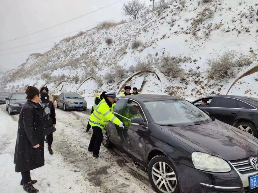 山西交管部门及时疏导保安全驶离：受降雪影响500多辆车滞留京昆高速