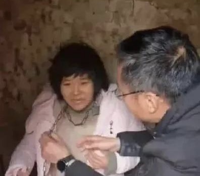 震惊！小花梅被丈夫折磨致精神分裂