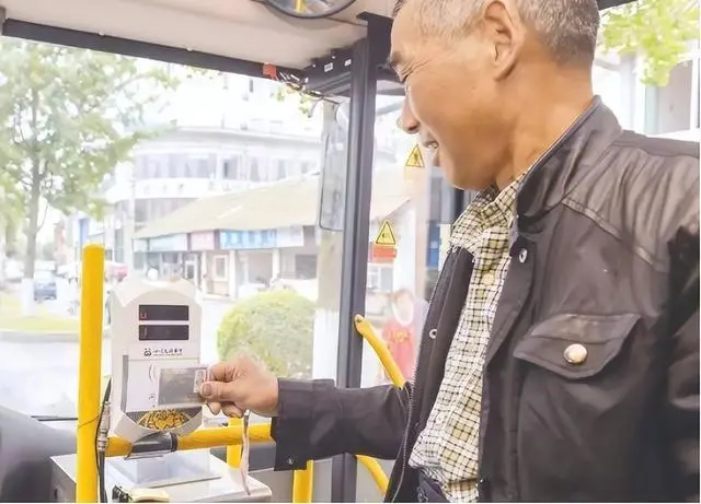 心疼！70岁老人6小时没等到一辆公交车