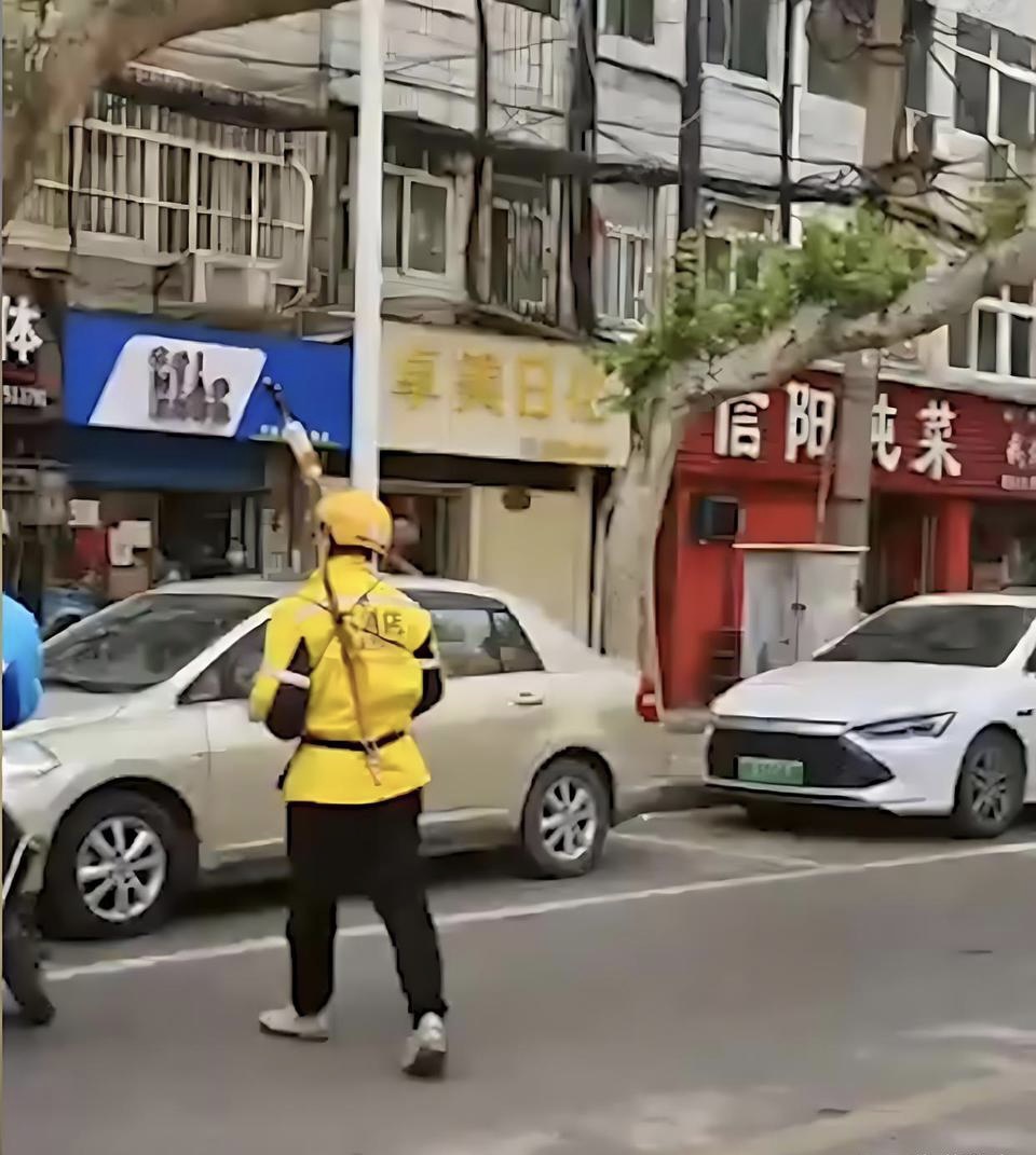 泪目！外卖员绑树枝挂吊瓶送外卖