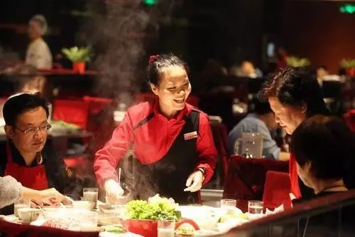 女生夜宿海底捞引网友热议！